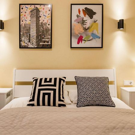 Experience City Nightlife From A Sleek Lavish Pad Daire Budapeşte Dış mekan fotoğraf